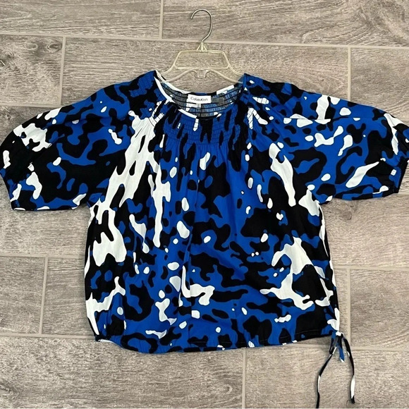 NWT Calvin Klein Smocked Yoke Abstract Print Tie Hem Top - Picture 3 of 9